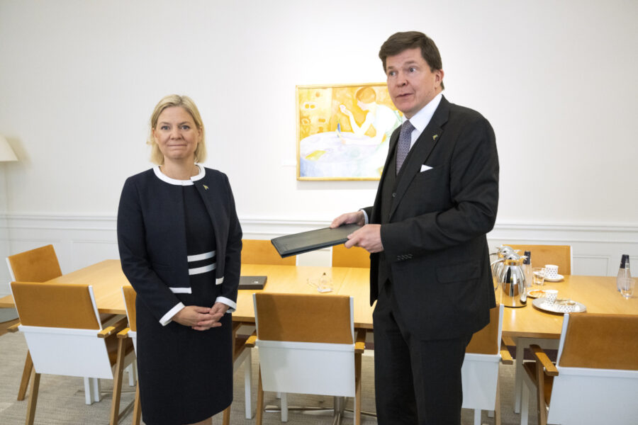 Talman Andreas Norlén tar emot statsminister Magdalena Andersson (S) som formellt meddelar sin avgång.