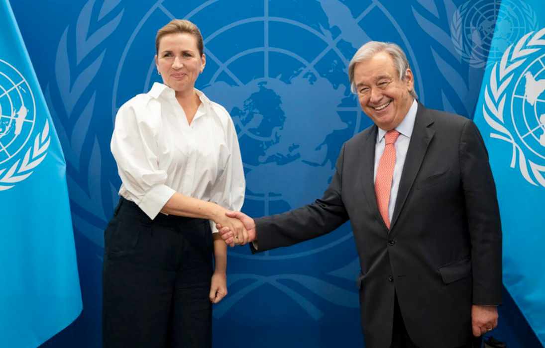 António Guterres tar emot en av många högt uppsatta gäster, Danmarks statsminister Mette Frederiksen, i New York.