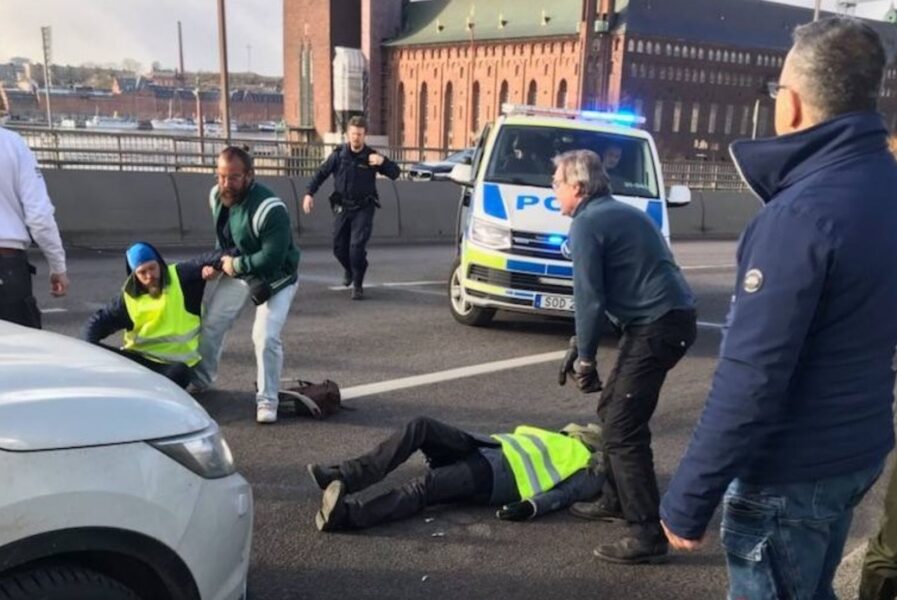 I slutet av mars släpade Jan Emanuel Johansson bort aktivister under en blockad i centrala Stockholm.