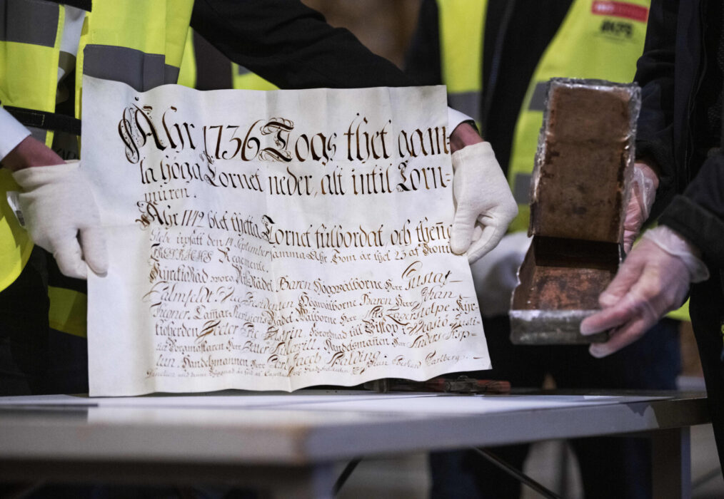 Under renoveringsarbete i Storkyrkan har man hittat flera tidskapslar, bland annat en från 1700-talet.