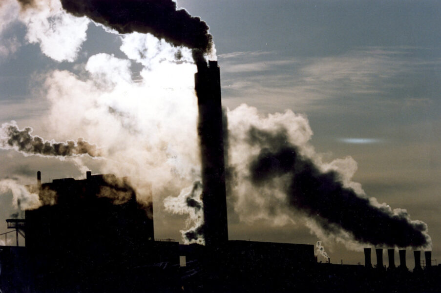 Fortfarande skördar luftföroreningar från bland annat industri och trafik, tusentals dödsoffer i Sverige.