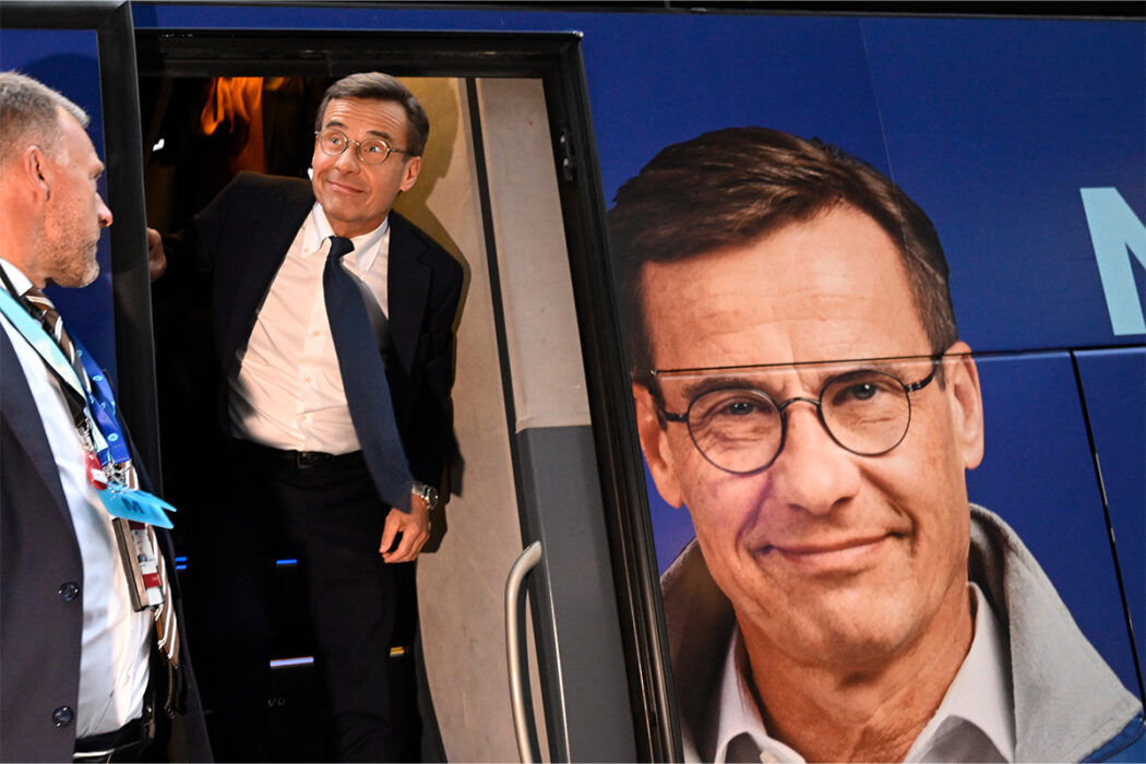 Ulf Kristersson anländer till Moderaternas valvaka på Clarion Sign i centrala Stockholm.