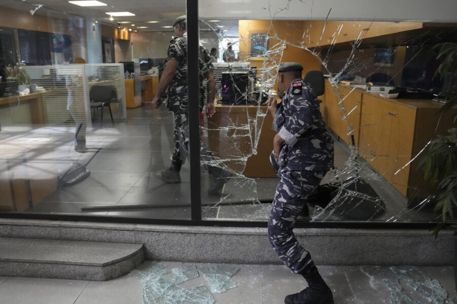 Poliser går in i banken som kvinnan och aktivisterna rånade i Beirut.