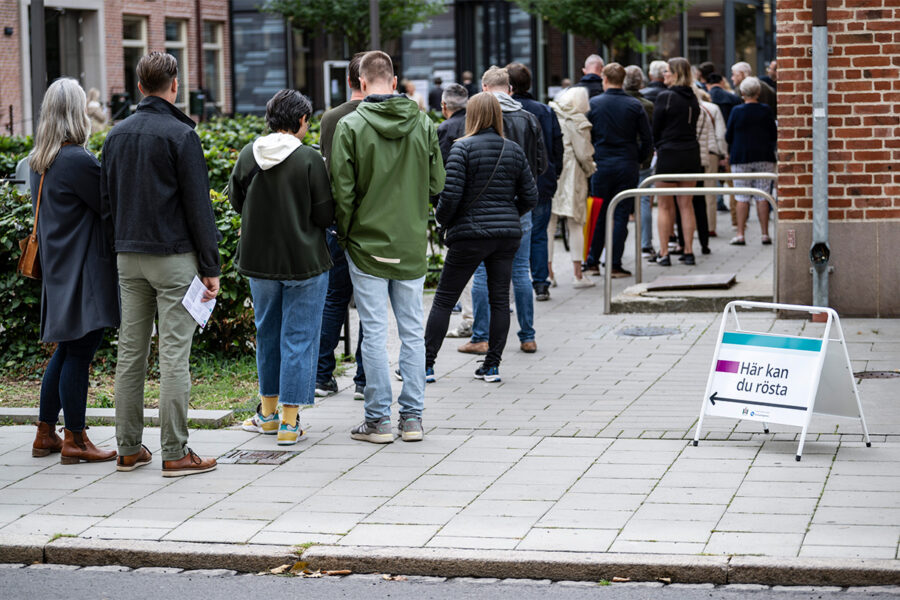 Lång kö för att rösta i vallokalen på Fågelbacksskolan i Malmö.