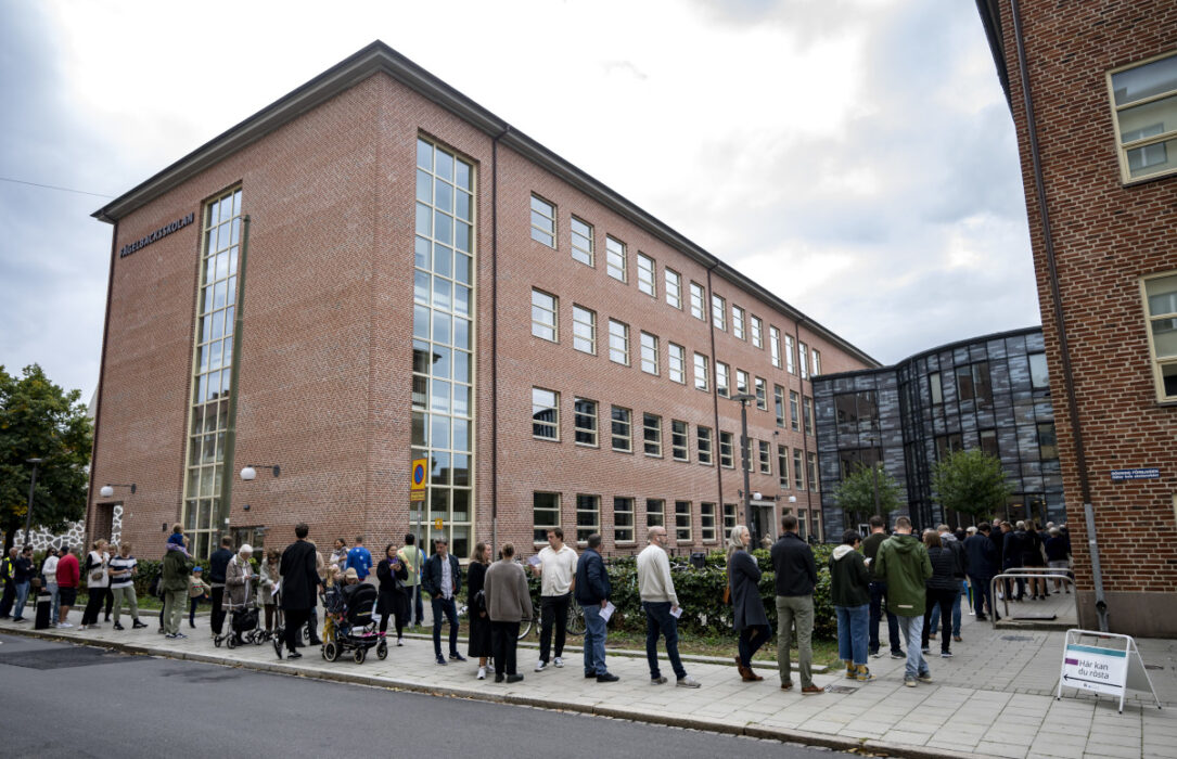 Lång kö för att rösta i vallokalen på Fågelbacksskolan i Malmö på söndagseftermiddagen.