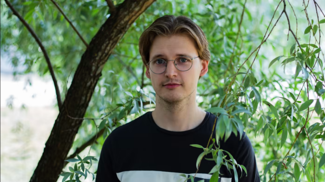 Finländska klimataktivisten Anders Brandt frihetsberövades och avvisades av Stockholmspolisen.