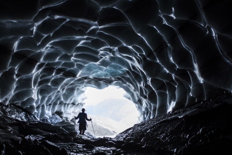 En besökare i en isgrotta i Sardona-glaciären nära Vättis i Schweiz.