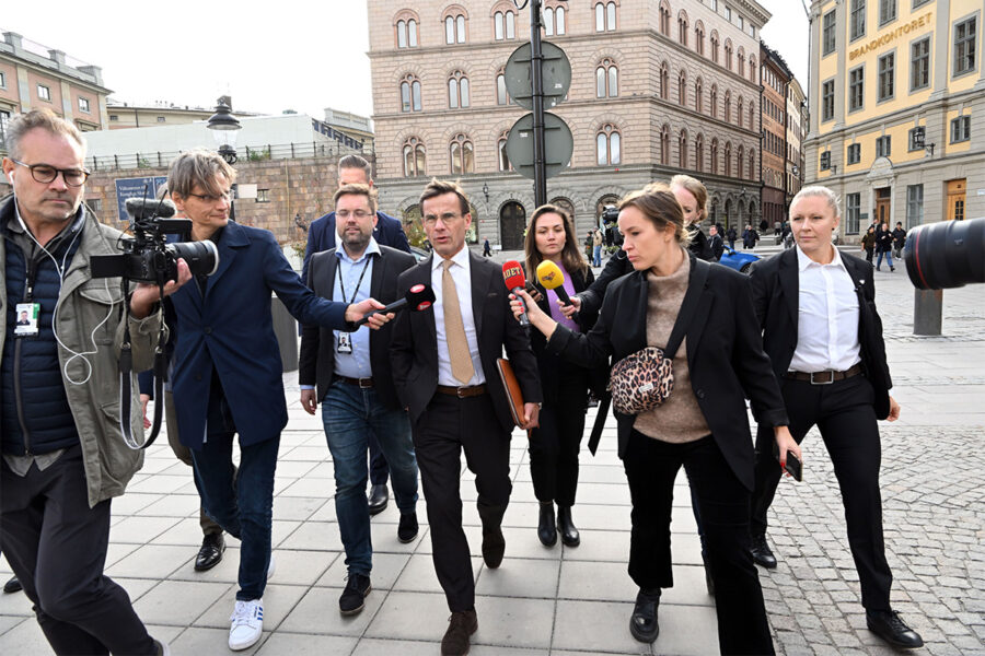 Moderaternas partiledare Ulf Kristersson (M) på väg till talman Andreas Norlén för att rapportera hur det går med regeringsbildandet.