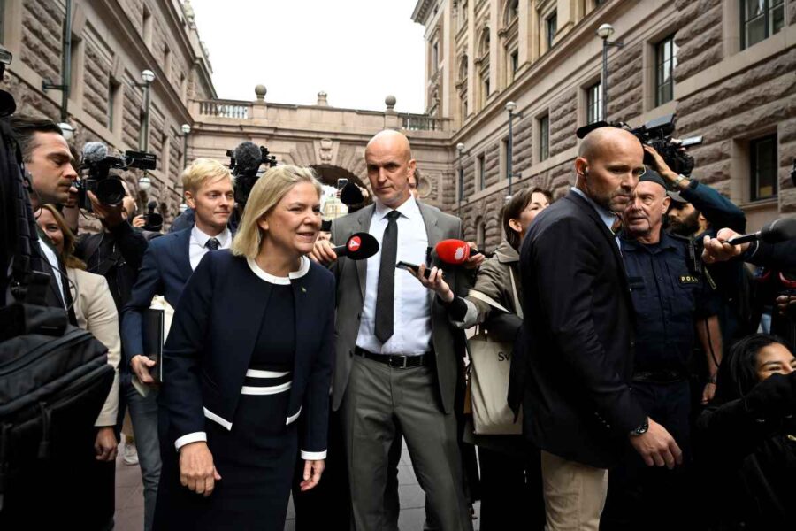 Dåvarande statsminister Magdalena Andersson (S) promenerar från regeringskansliet mot riksdagen där hon väntades tas emot av talmannen Andreas Norlén och formellt avgå från sin post.