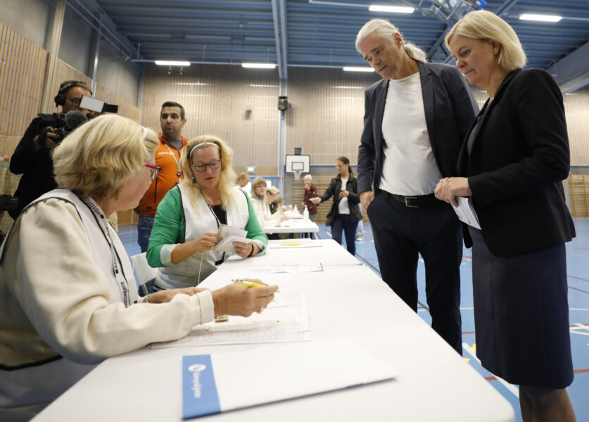 Statsminister Magdalena Andersson (S) röstar i Nacka på valdagen.