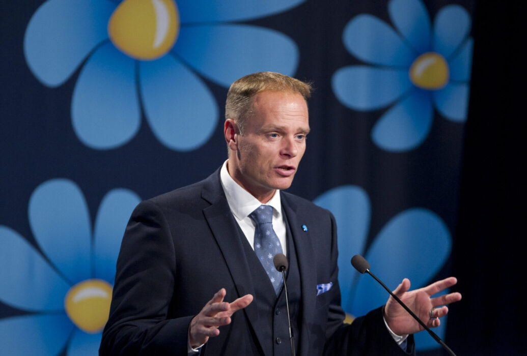 Jakobsson dömdes 2020 för 39 bedrägerier mot riksdagen, efter att han låtit skattebetalarna stå för romantiska middagar, massage, dejter och nattklubbar.