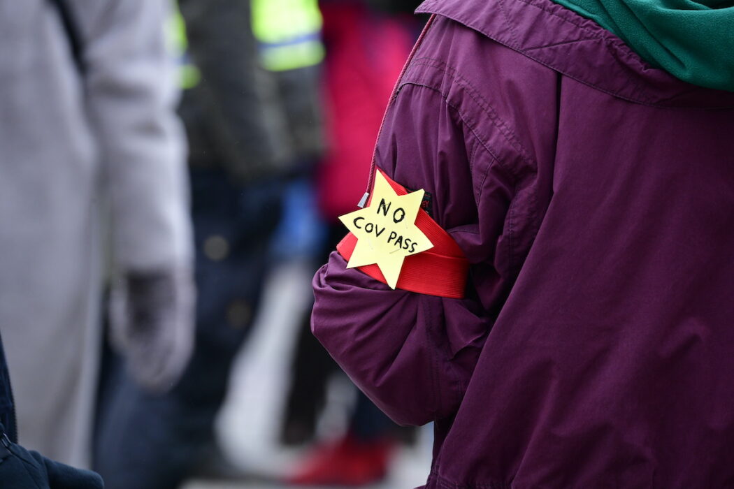 Det är vanligt att demonstranter som är emot coronavaccinet har symboler som påminner om de stjärnor som judarna tvingades bära i Nazityskland, vilket är en sorts förintelseförnekelse, uppger experter
