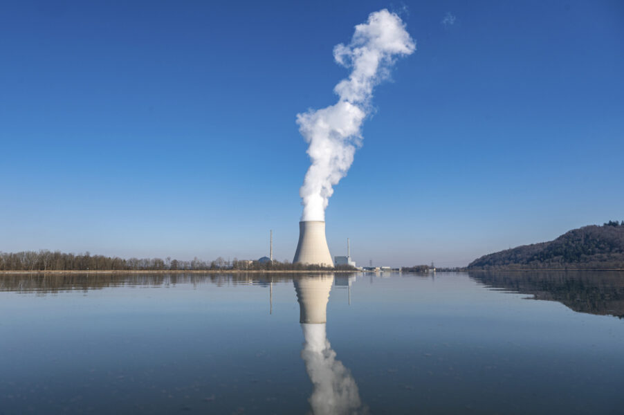 Kärnkraftverket Isar 2 skulle egentligen ha stängts ner vid årsskiftet, men nu har den tyska regeringen beslutat att det ska utgöra en reserv under vintern och inte stängas ner förrän till våren.