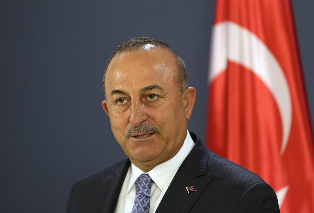 Turkiets utrikesminister Mevlüt Cavusoglu är inte nöjd med hur Sverige och Finland har agerat.