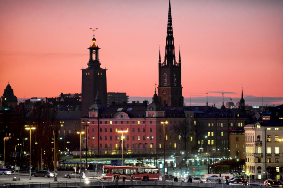 Det lutar åt maktskifte i Stockholm efter en stark valrusch av Socialdemokraterna och framgångar för Vänsterpartiet i kommunalvalet.