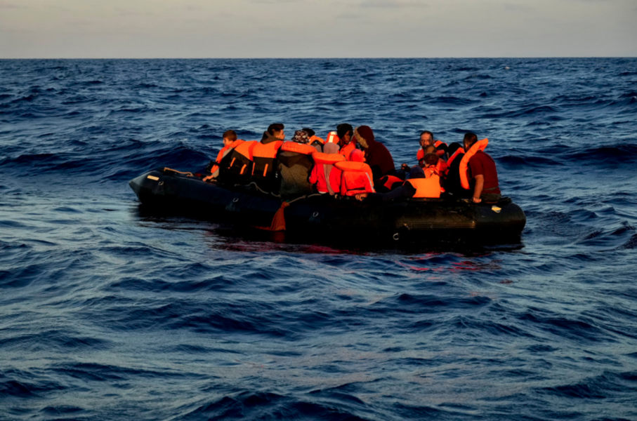 På bilden syns en gummibåt med migranter under en räddningsoperation tidigare i september.