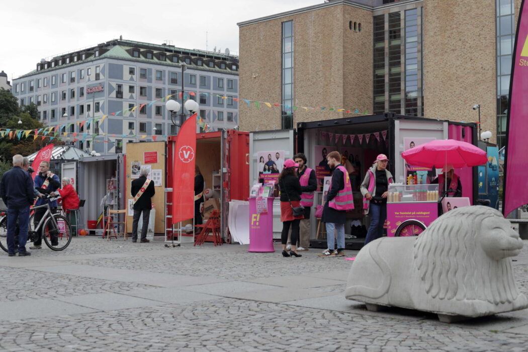 De traditionella valstugorna är numera ersatta med stålcontainers.