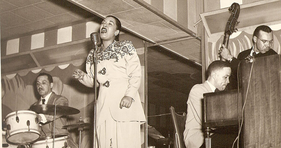 Billie Holiday på Club Bali, Washington tillsammans med Al Dunn (trummor), Bobby Tucker (piano), Benny Fonville (bas).