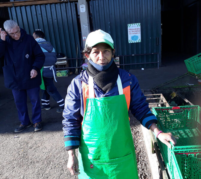 Tomasa Chávez ingår i den personalstyrka som sedan förra året har som jobb att rädda ratad mat vid Buenos Aires enorma grossistmarknad för frukt och grönsaker.