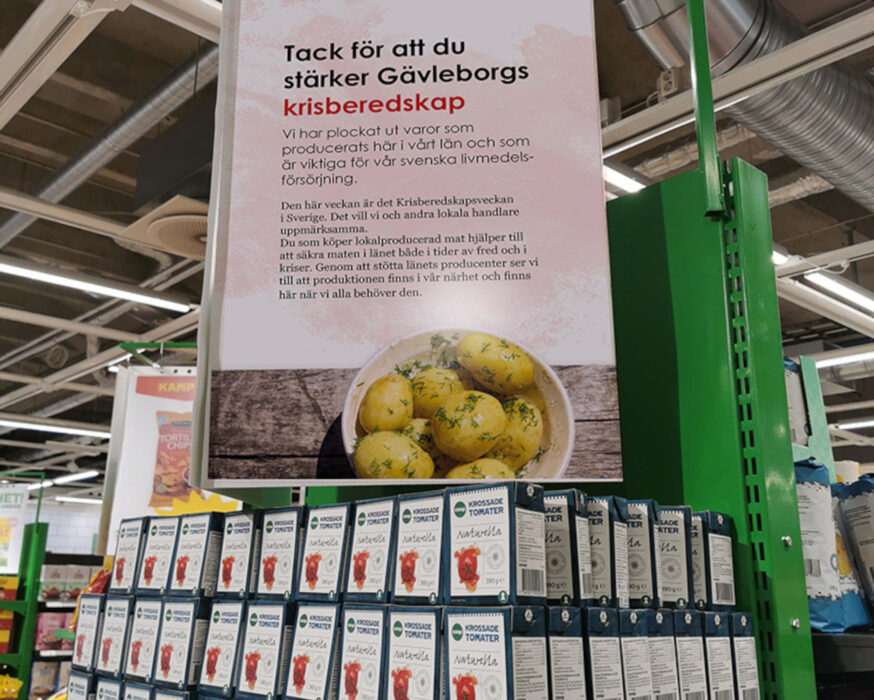 I Gävleborg har länsstyrelsen Gävleborg tagit fram skyltar med texten "Tack för att du stärker Gävleborgs krisberedskap" till butiker som önskar.