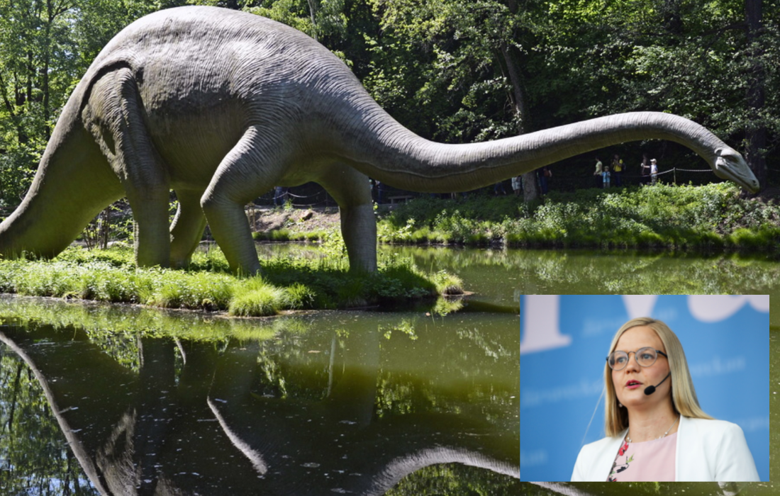 Stora bilden, en "långhalsare" (Diplodocid) i dinosaurieparken Kleinwelka nära Bautzen, i östra Tyskland.