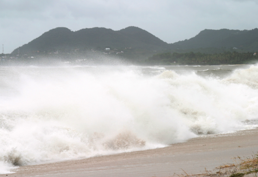 Stora vågor slår in mot en strand på ön Saint Lucia i Karibien.
