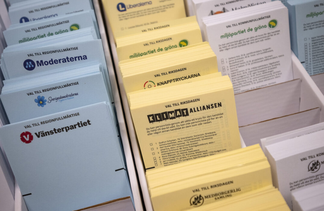 "Vi får inte våra valsedlar utdelade som de stora partierna.