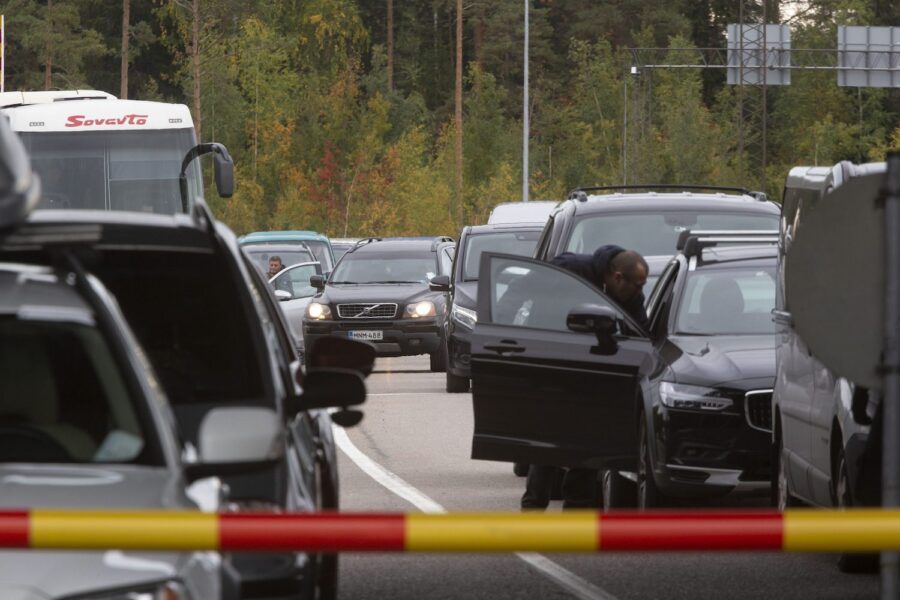 Bilar köar för att få köra in i Finland från Ryssland vid gränsstationen i Virolahti den 23 september.