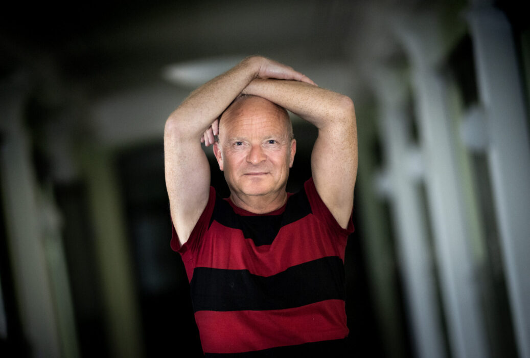 Jonas Gardell menar att svenska staten borde sponsra “mellanmjölk-islam” och ställa mer krav på demokratiska värderingar hos muslimska organisationer, skriver Vladan Lausevic.