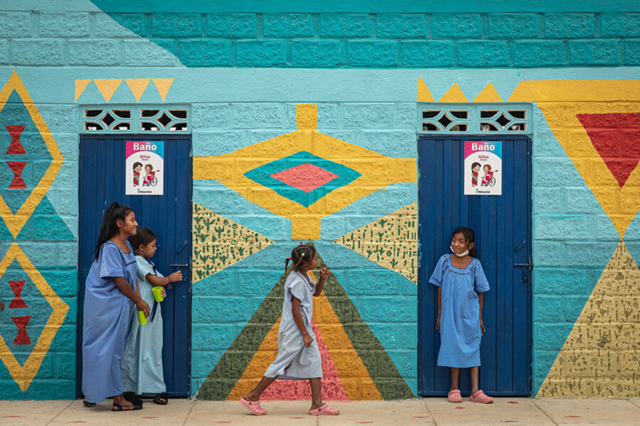 Byggnaden med toaletter har prytts med Wayuu-folkets heliga symboler som ofta är geometriska, inspirerade av astronomi.