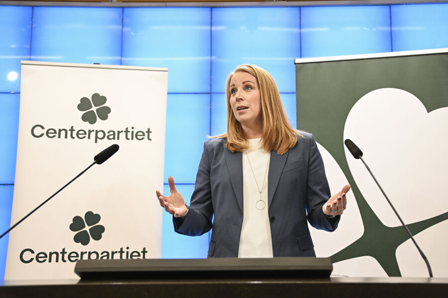 Centerns partiledare Annie Lööf (C) meddelar sin avgång under en pressträff på torsdagen.