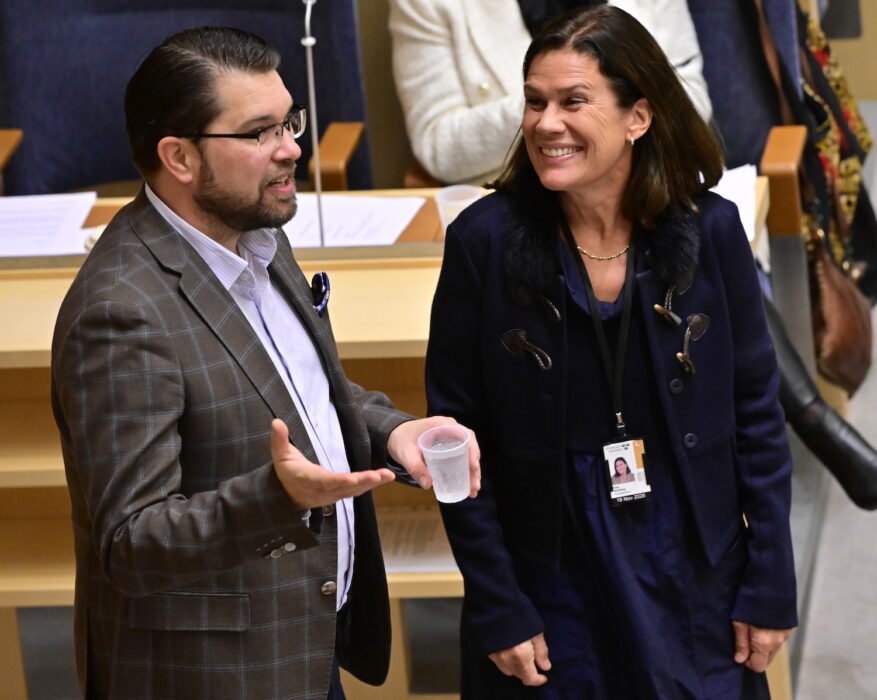 Partiledare Jimmie Åkesson (SD) i samspråk med partikamraten och riksdagsledamoten Elsa Widding.