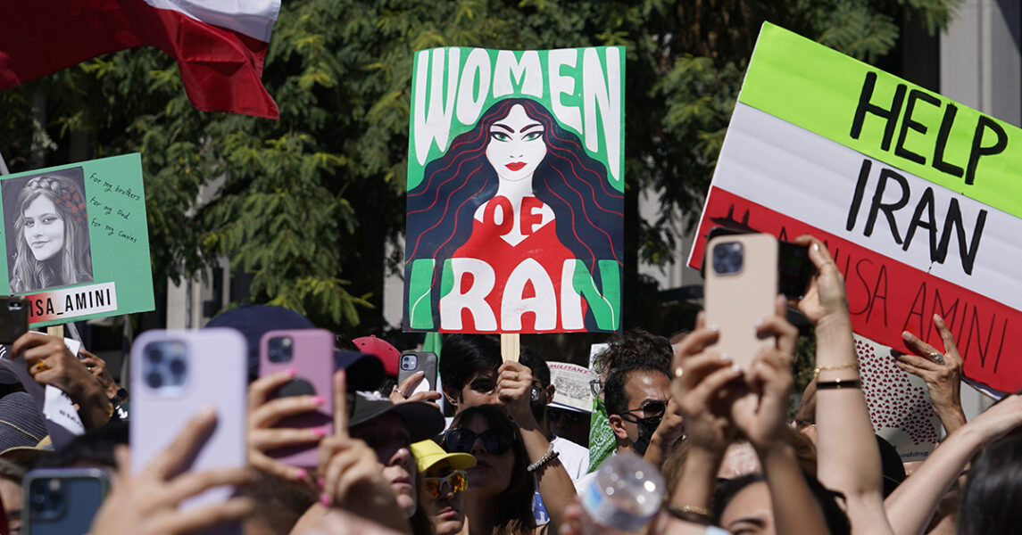 En demonstration till stöd för kvinnorna i Iran i Los Angeles – på plakaten kallas Jîna Amini för Mahsa, liksom på många plakat världen över.