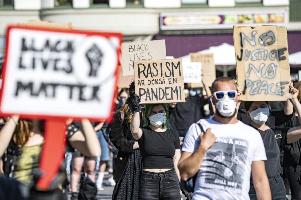 Stå upp emot rasismen och våga ta debatten, tipsar flera av paneldeltagarna angående veckans fråga.