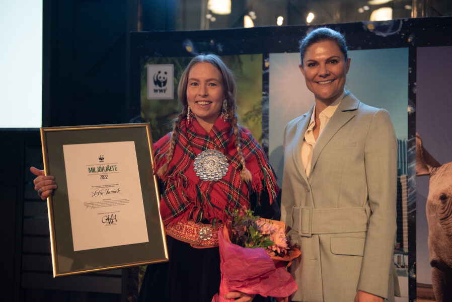 Sofia Jannok mottog priset under WWF:s höstmöte, där också kronprinsessan Viktoria närvarade.