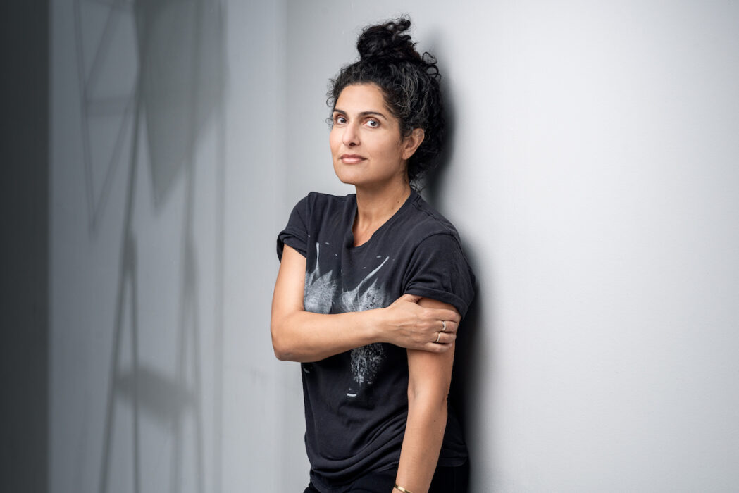 Mina Dennert har grundat rörelsen I am here International, och Facebookgruppen #jagärhär, vars medlemmar arbetar aktivt mot hat, hot och rasism i sociala mediers kommentarsfält.