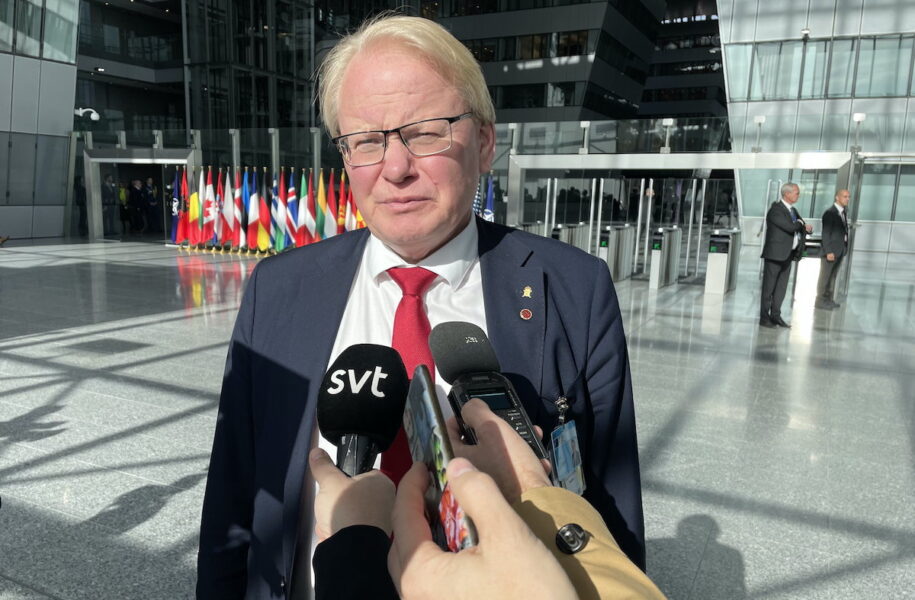 Försvarsminister Peter Hultqvist på väg in till dagens Natomöte i Bryssel.
