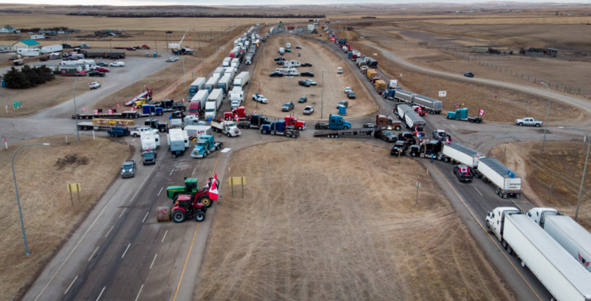 Lastbilskolonner blockerade gränsövergången i Coutts i provinsen Alberta.