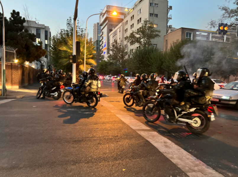 Säkerhetsstyrkor med batonger i Teheran, Iran.