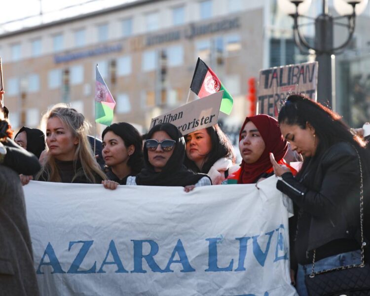 Drygt tusen personer samlades på Medborgarplatsen i Stockholm på lördagen för att uppmärksamma förtrycket och morden på kvinnor och hazarer i Afghanistan.
