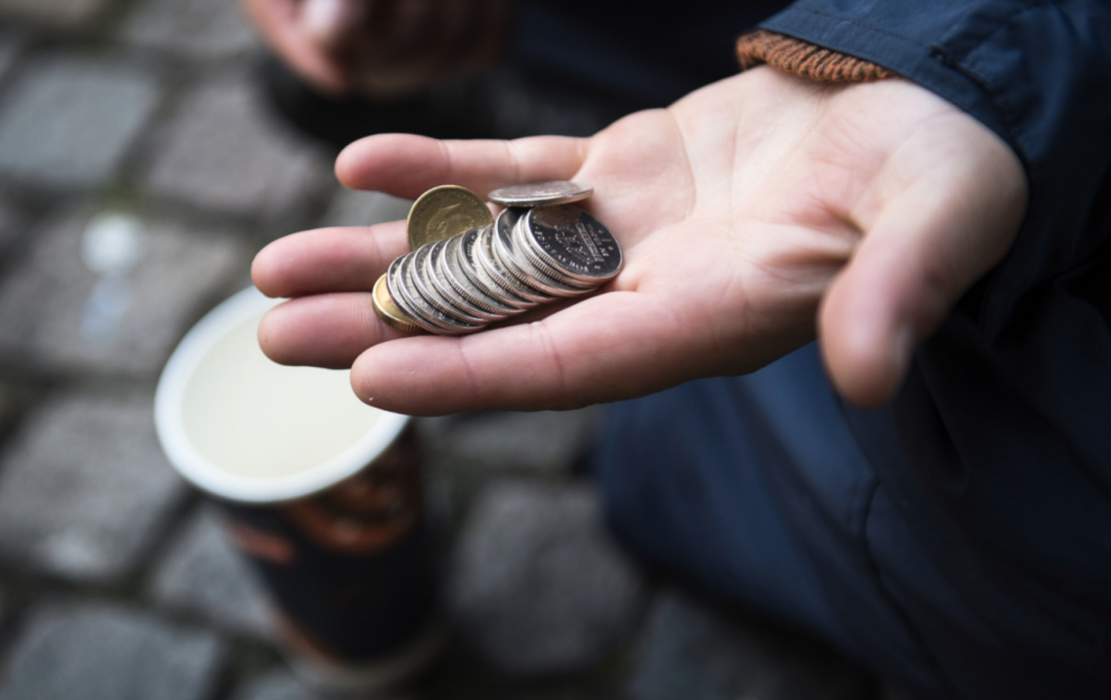 Under 2021 levde 10,3 procent av Sveriges utrikesfödda i materiell och social fattigdom.