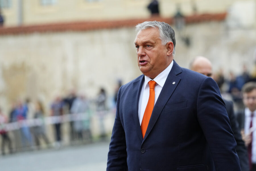 Uttalandet kommer samtidigt som pressen mot Ungerns premiärminister Viktor Orbáns regering ökar.