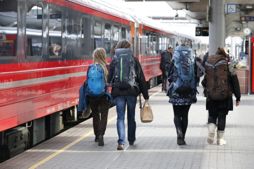 Anställda på Strängnäs Fastighets AB som väljer tåget framför flyget kommer att få en extra semesterdag från och med nästa år.