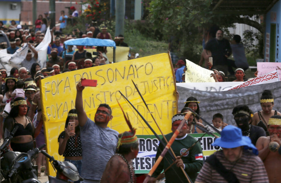 Ursprungsbefolkning marcherar i protest mot "försvinnandet" av urpsungsexperten  Bruno Pereira och den brittiska frilansjournalisten Dom Phillips i Brasilien i juni i år.
