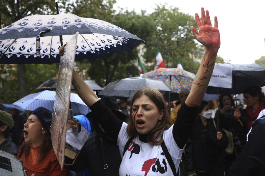Protester i solidaritet med Irans kvinnor i Paris den 2 oktober.