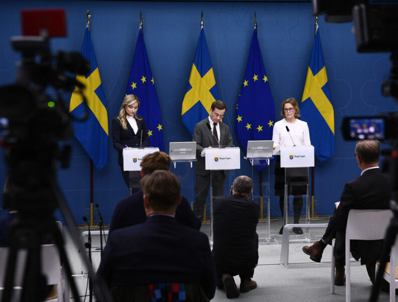 Energi- och näringsminister Ebba Busch, statsminister Ulf Kristersson samt Svenska kraftnäts generaldirektör Lotta Medelius-Bredhe höll presskonferens om hur man tänker kompensera svenskarna för höga elkostnader.