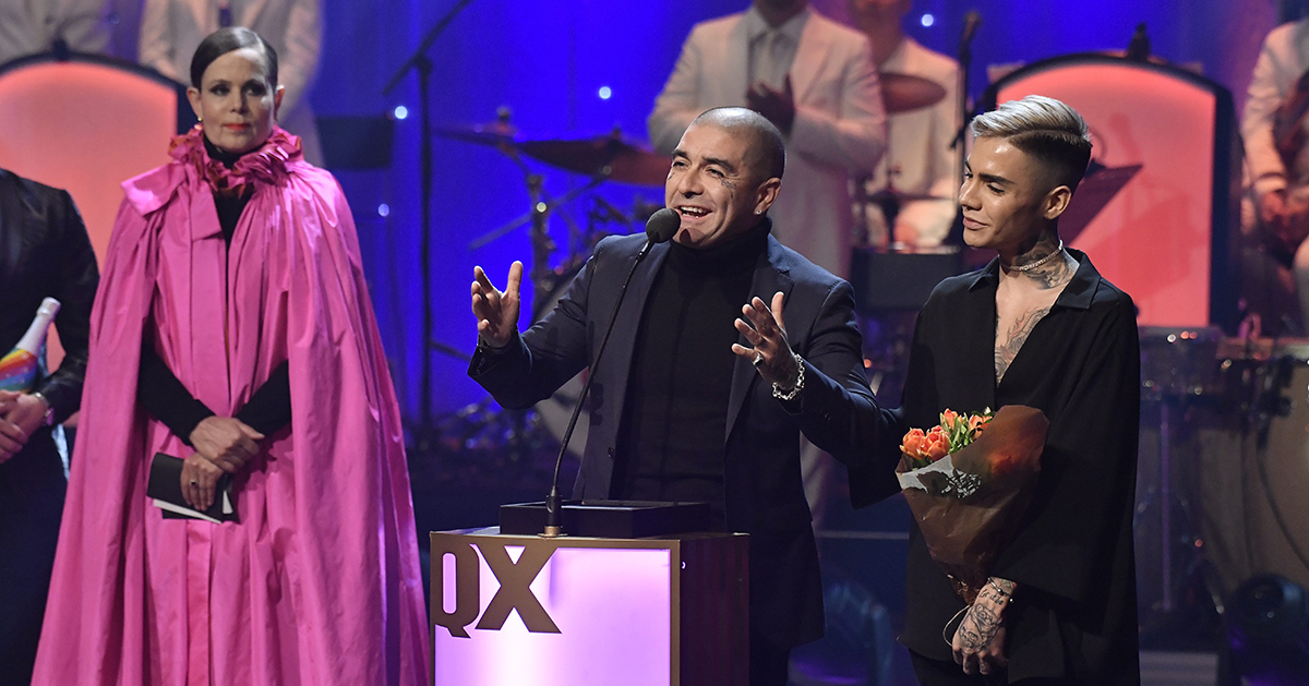 Svenska Akademiens före detta ständiga sekreterare Sara Danius ger artisten Mendez priset för Årets hbtq-vän i februari 2019.