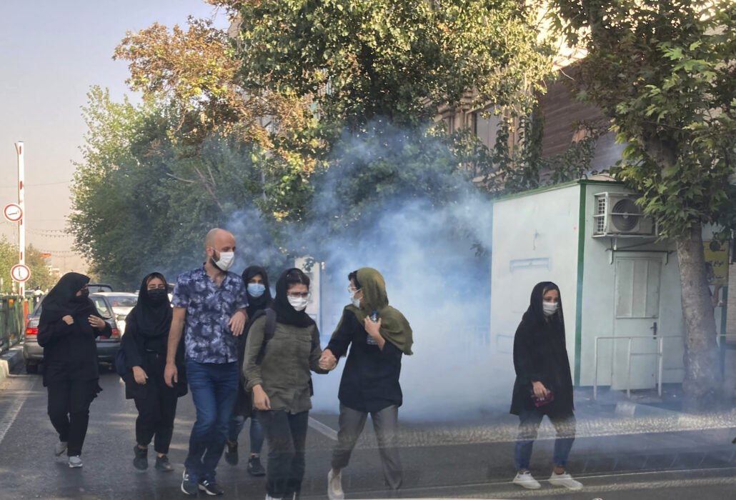 Tårgas använd mot demonstranter vid universitetet i Teheran.