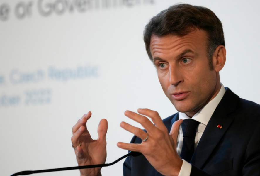 Den franske presidenten Emmanuel Macron uppmanar sin ryska motsvarighet Vladimir Putin att ta sig till förhandlingsbordet.