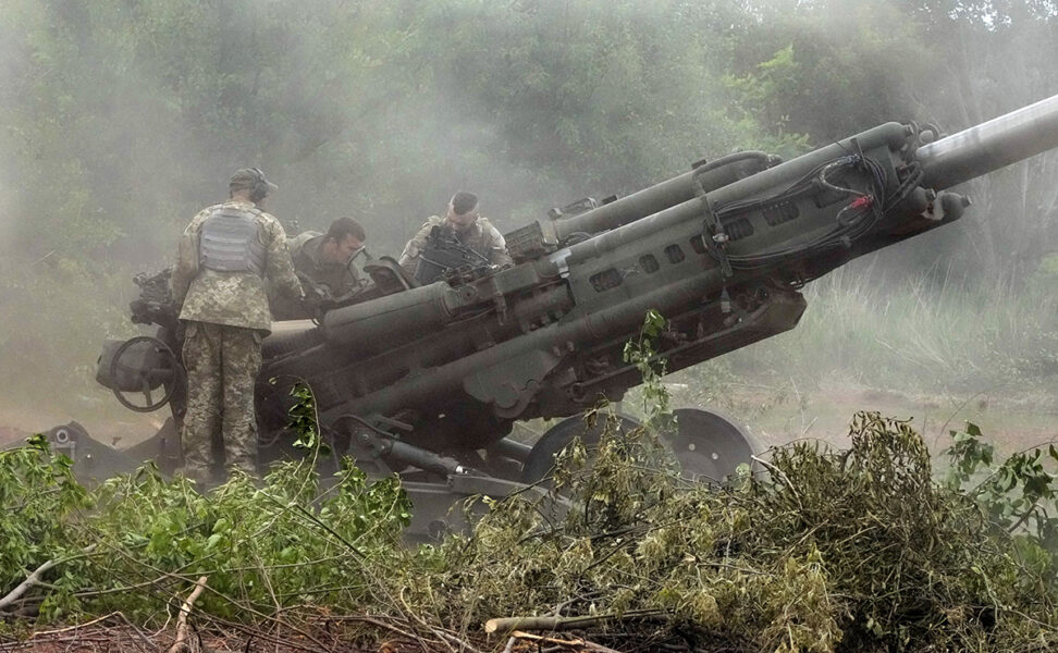 Ukrainska soldater med en amerikanskt levererad M777-haubits i Donetsk-regionen i juni 2022.